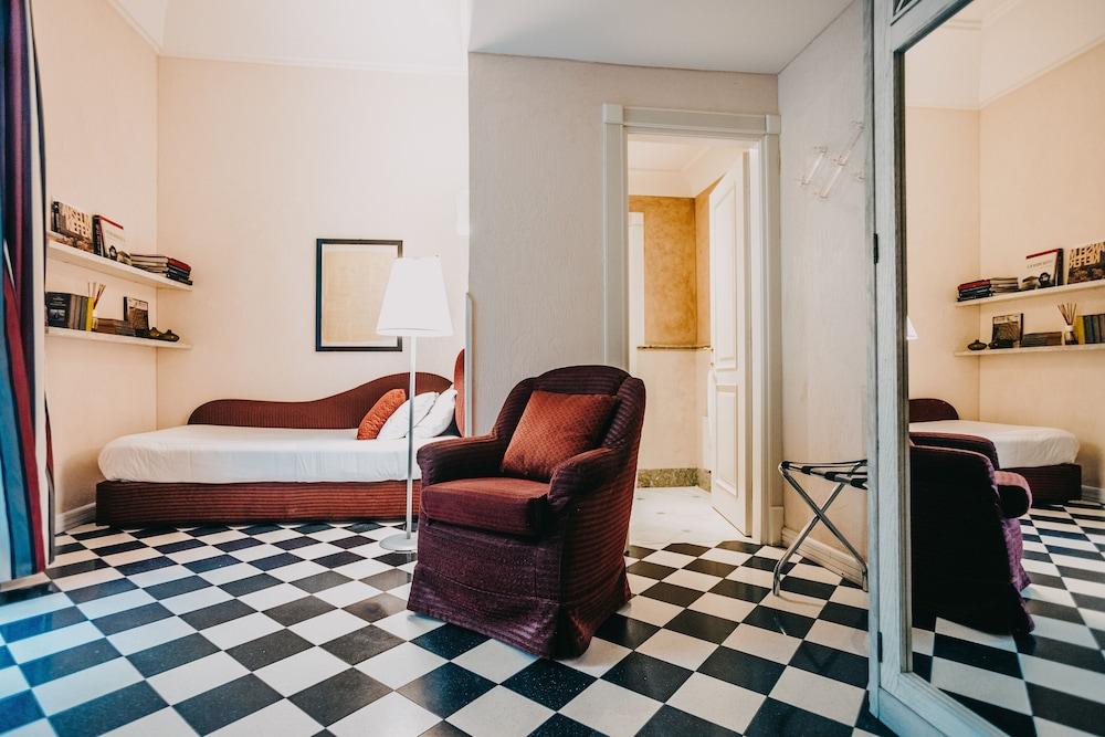 Costantinopoli 104 Hotel Naples Exterior photo